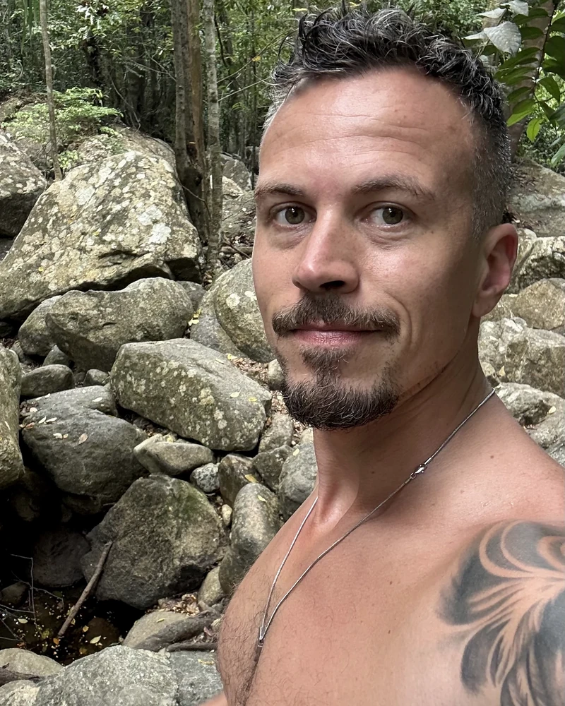 Daniel Bayer zwischen Felsen und tropischem Wald auf Koh Phangan