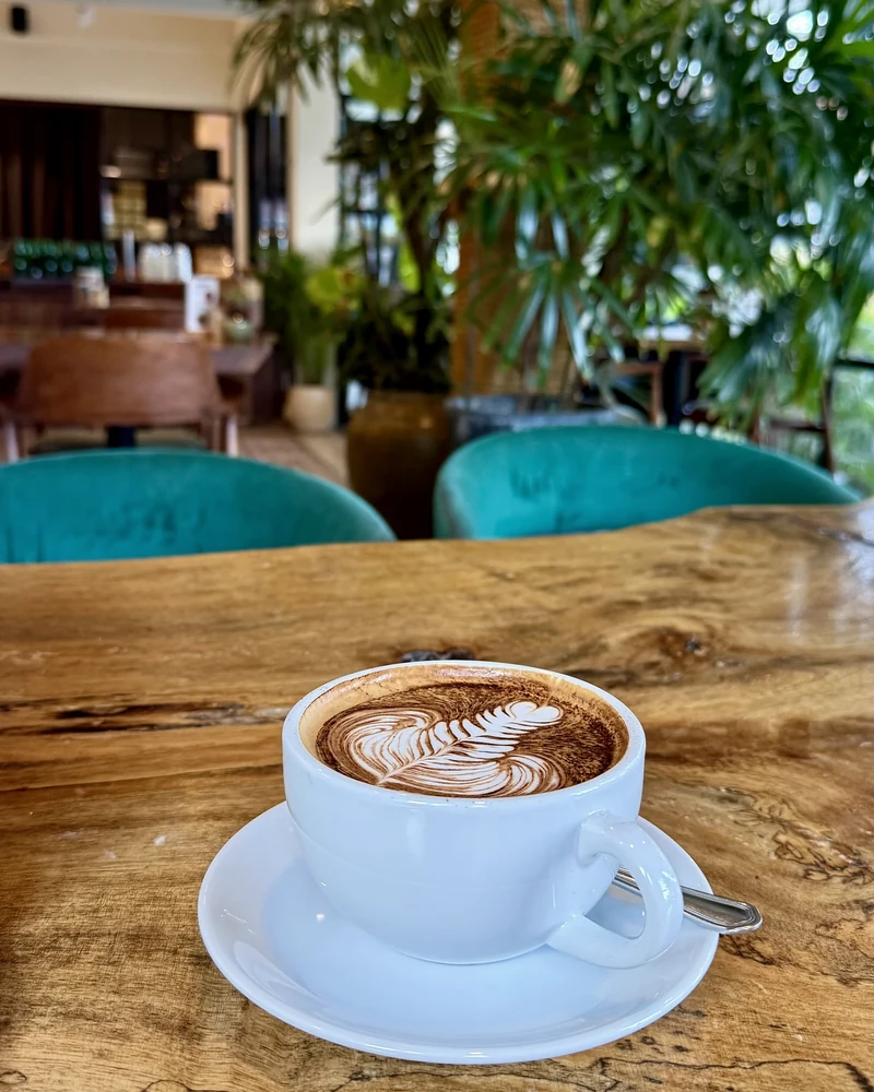 Eine Tasse Kaffee auf einem Holztisch in einem Café auf Koh Phangan