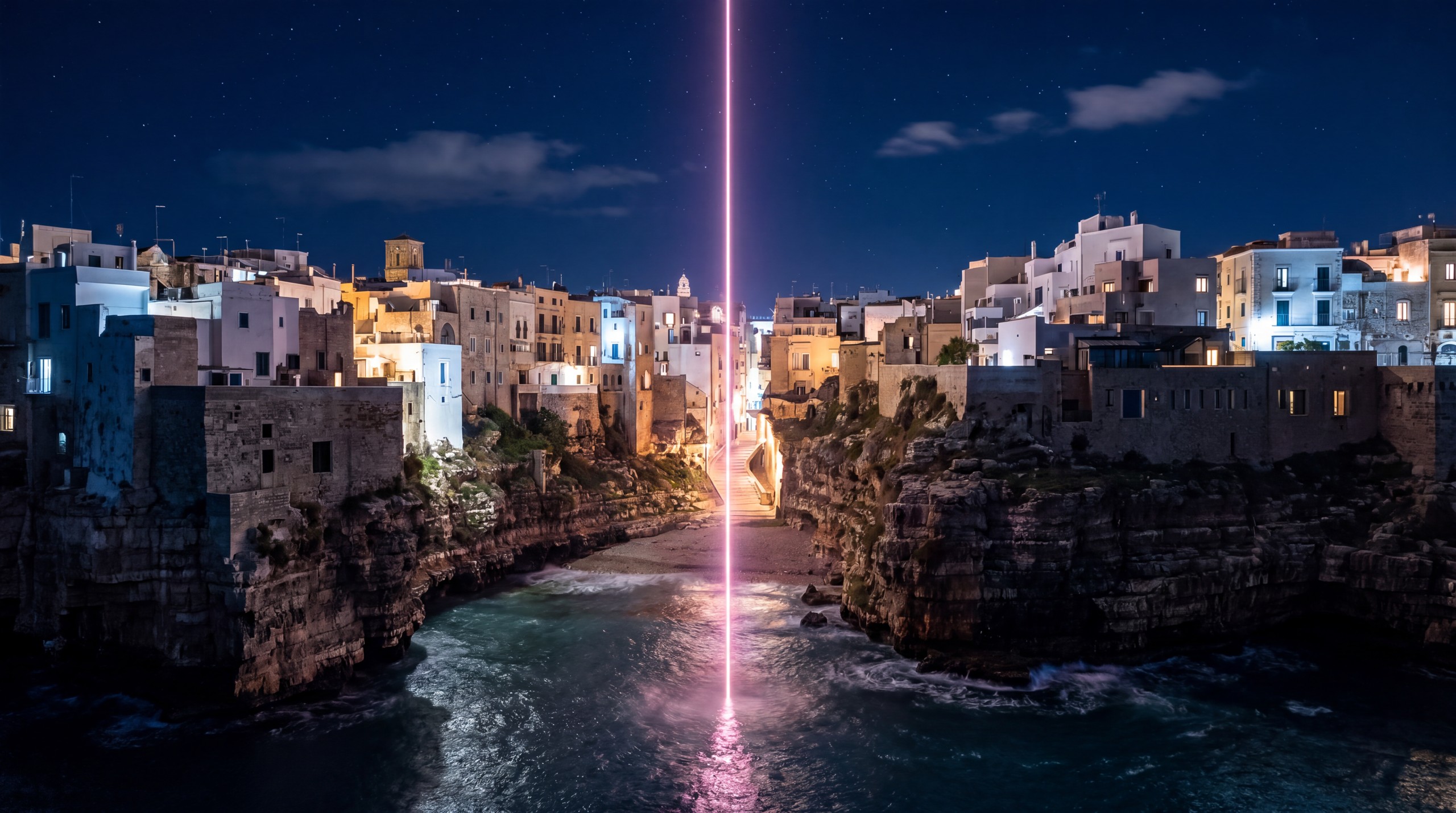 Mittelmeer-Altstadt bei Nacht mit leuchtender Lichtlinie